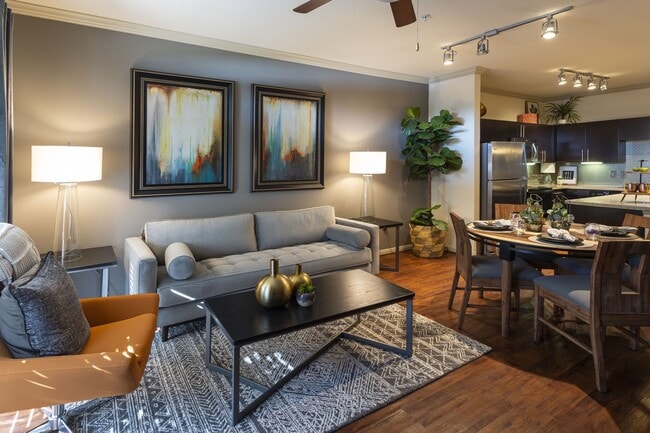 8877 Lakes at 610 Dr in Houston, TX - Building Photo - Building Photo
