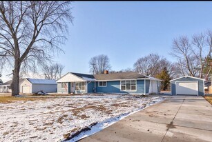 2118-2118 Avalon Cir in Bay City, MI - Building Photo