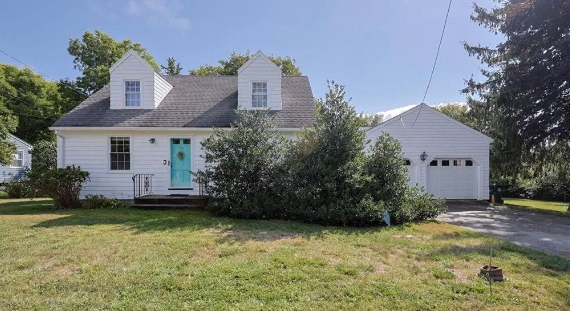 50 Broadcommon Rd in Bristol, RI - Building Photo