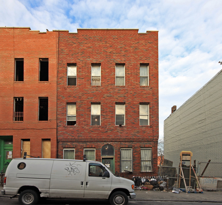 255 Jefferson St in Brooklyn, NY - Building Photo