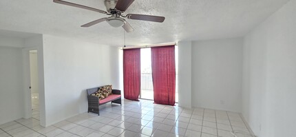 1800 Collins Ave, Unit 8A in Miami Beach, FL - Building Photo - Building Photo