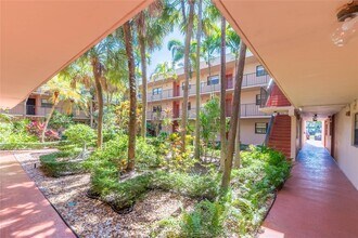 10985 SW 107th St in Miami, FL - Foto de edificio - Building Photo