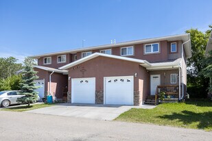 5080 60 St in Red Deer, AB - Building Photo
