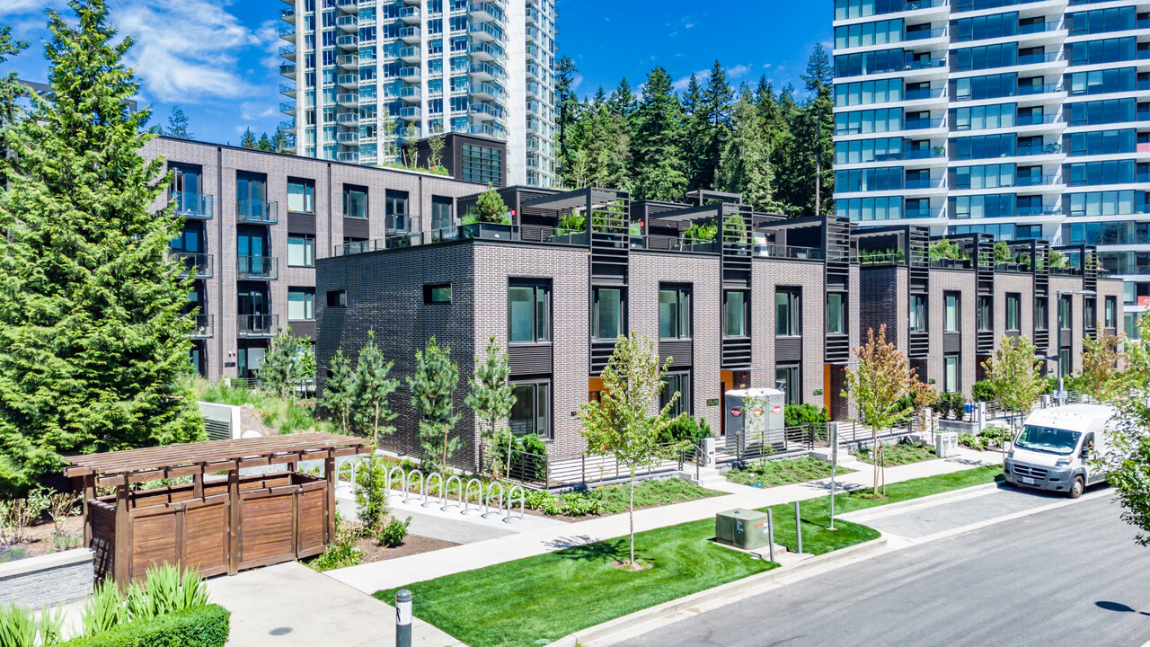 Ivy On The Park Townhouse in Vancouver, BC - Building Photo