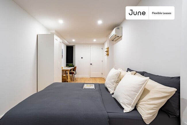 Trendy ROOM at The Central Park Manhattan House, Unit 2 in New York, NY - Foto de edificio - Building Photo