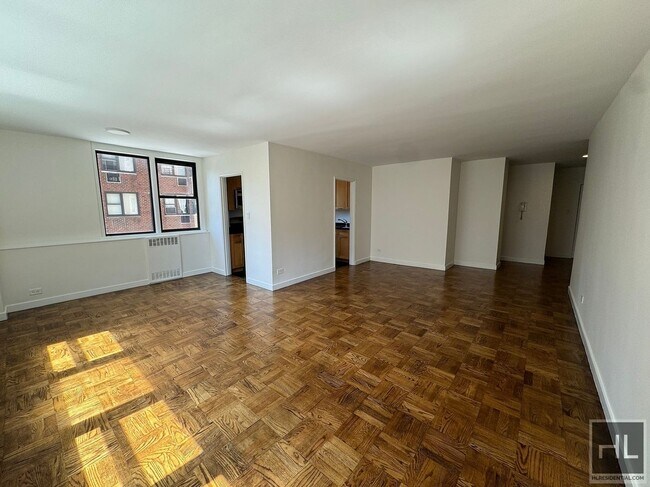 EXTRA LARGE 1 BED IN PRIME YORKVILLE LOCAT in New York, NY - Building Photo - Building Photo