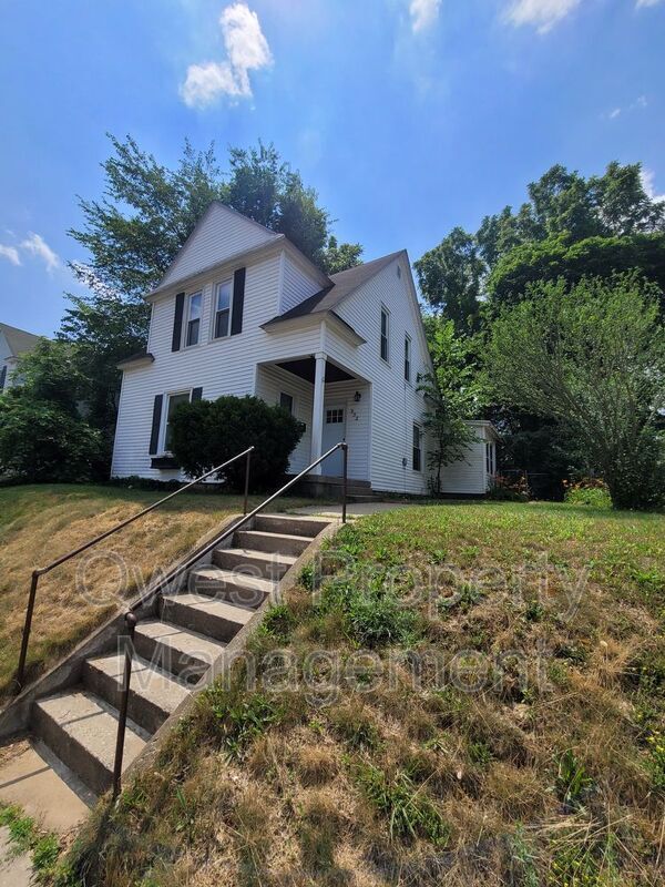 property at 932 Crescent St NE