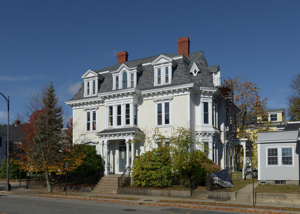 321 Union St in New Bedford, MA - Building Photo