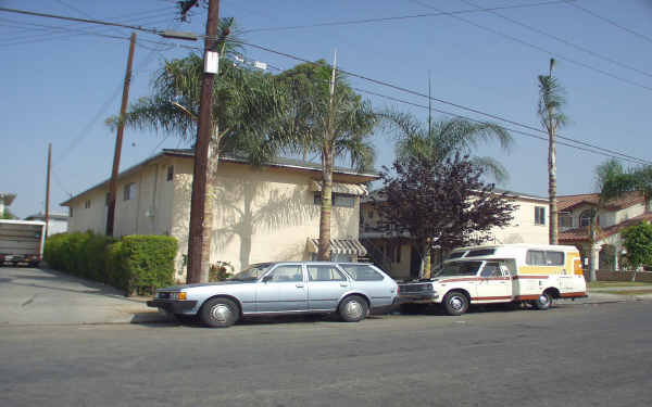 919-921 Carob Way in Montebello, CA - Building Photo