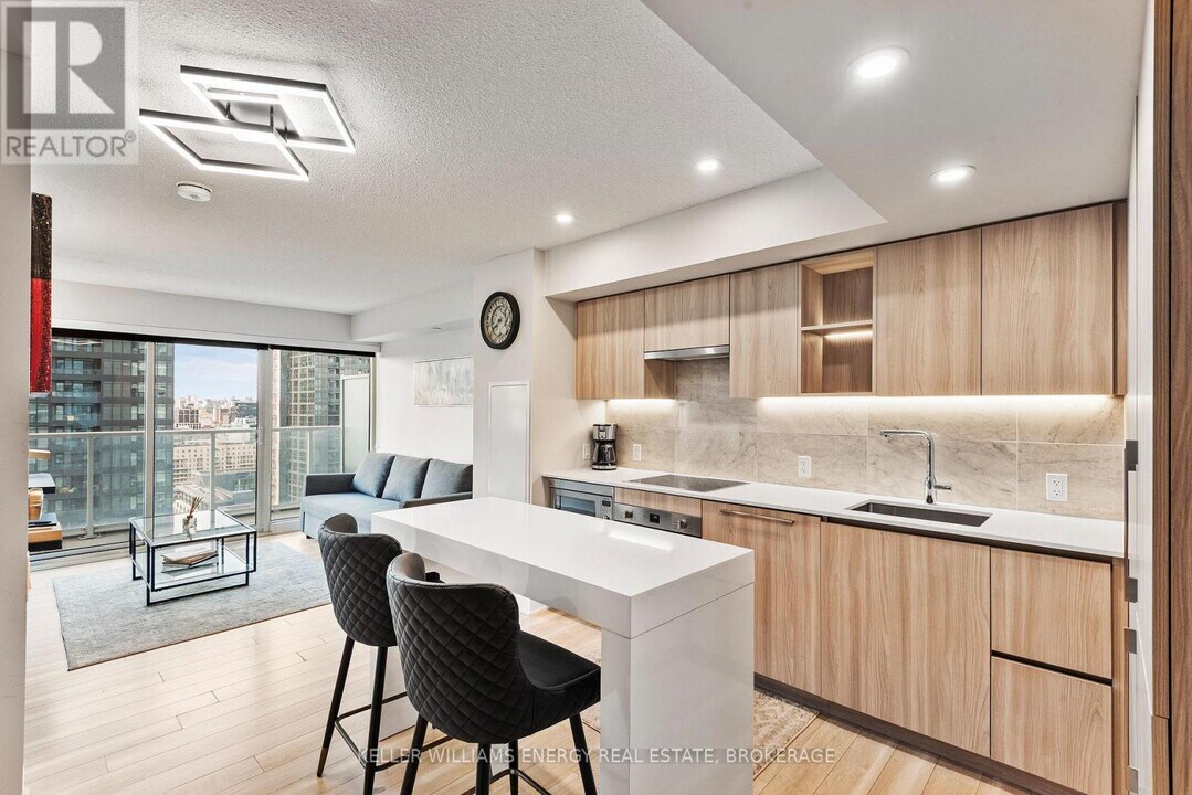 17-2517 Bathurst St in Toronto, ON - Building Photo