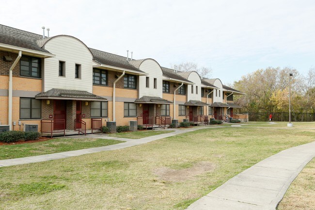 Irvington Village in Houston, TX - Foto de edificio - Building Photo