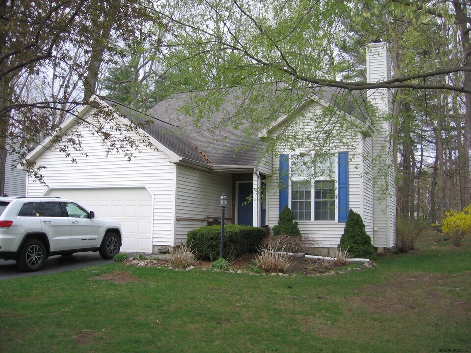21 Cassidy Dr in Saratoga Springs, NY - Building Photo