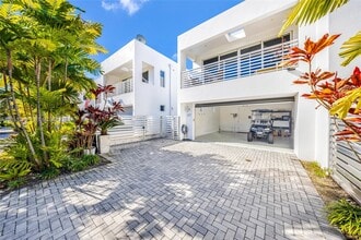 817 NE 17th Way in Fort Lauderdale, FL - Building Photo - Building Photo