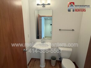 2121 N Riverboat Rd in Milwaukee, WI - Building Photo - Building Photo