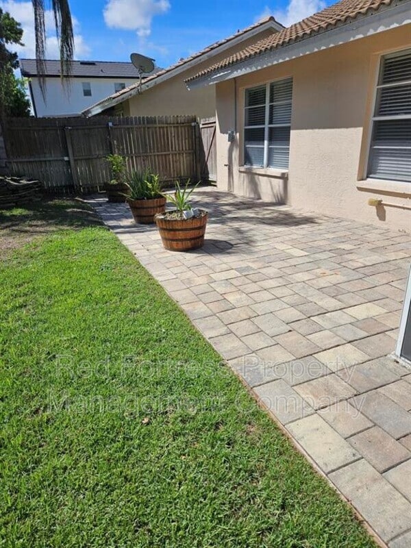 12290 Eagle Pointe Cir in Ft. Myers, FL - Foto de edificio - Building Photo
