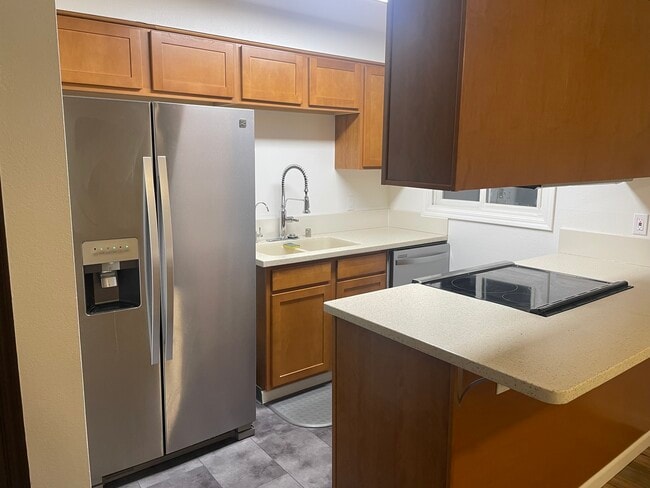 1102 Broaddus St, Unit four in Anchorage, AK - Foto de edificio - Building Photo