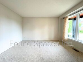 12 Delrosa Way in Stoney Creek, ON - Building Photo - Building Photo