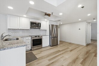 7430 Sunshine Skyway Ln S, Unit 201 in St. Petersburg, FL - Foto de edificio - Building Photo