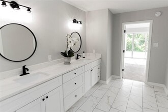 48 Bayou Pointe Dr in Houston, TX - Building Photo - Building Photo