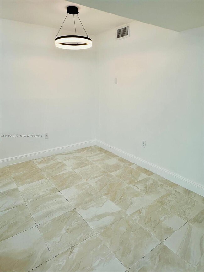 300 Palm Cir W in Pembroke Pines, FL - Building Photo - Building Photo