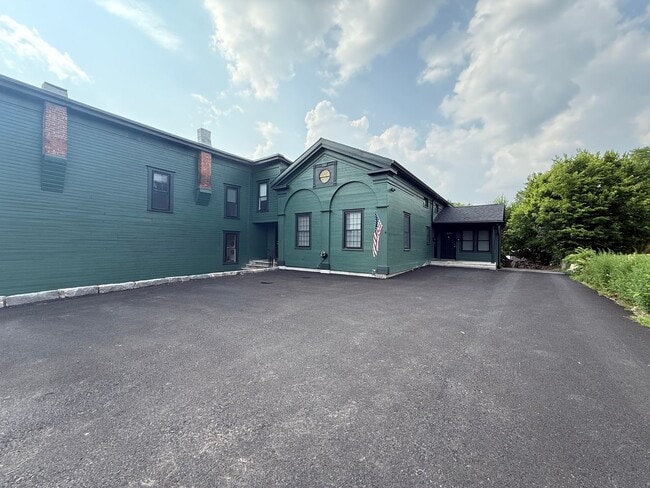 209-217 E Seneca St in Manlius, NY - Building Photo - Building Photo