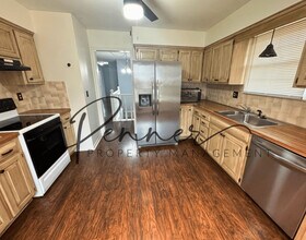 1100 NW Oakridge Dr in Blue Springs, MO - Building Photo - Building Photo