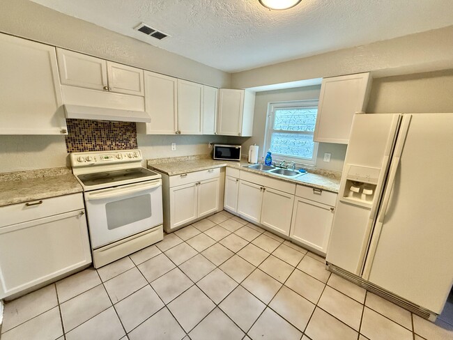 property at 3215 E Jean St