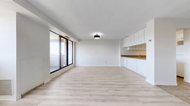 Burlington Square in Burlington, ON - Building Photo - Building Photo