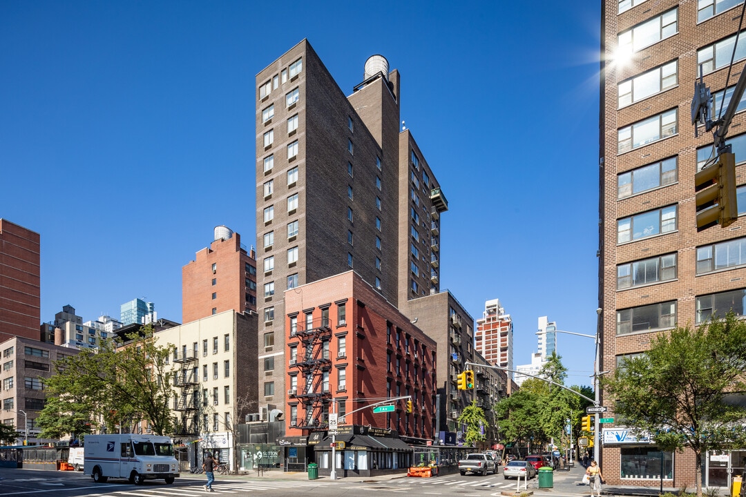 344 E 63rd St in New York, NY - Building Photo