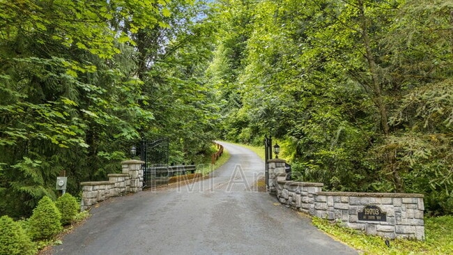 19703 SE 128th Way in Issaquah, WA - Building Photo - Building Photo
