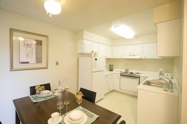 7007 Inglewood Ave in Stockton, CA - Foto de edificio - Building Photo