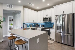 2320 Gracy Farms Ln in Austin, TX - Building Photo
