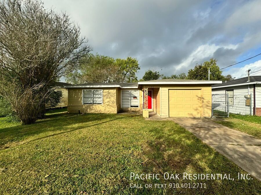 105 S Westward St in Texas City, TX - Building Photo