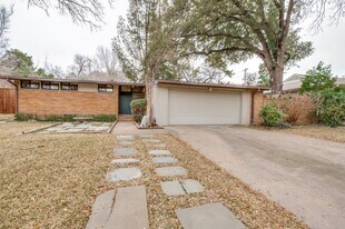 524 N Manus Dr in Dallas, TX - Building Photo