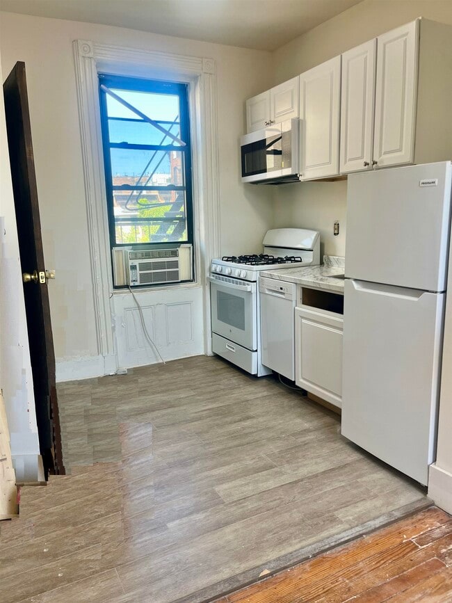 219 Park Ave in Hoboken, NJ - Building Photo - Building Photo
