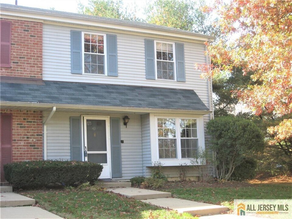 43 Morgan Pl in East Brunswick, NJ - Foto de edificio