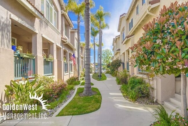 974 Camino De La Reina in San Diego, CA - Building Photo - Building Photo