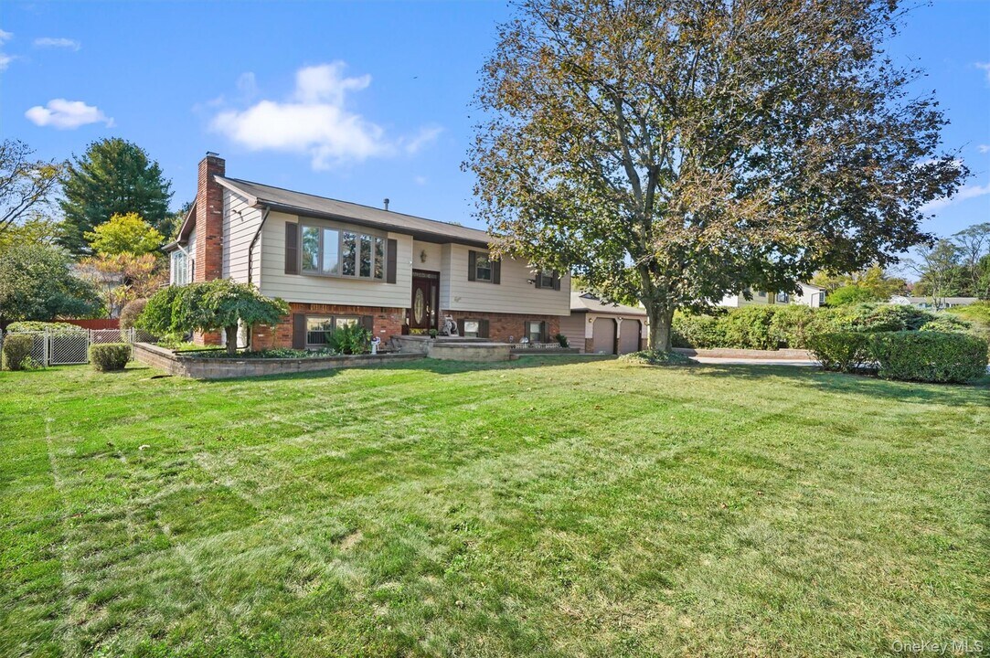 8 Badami Dr in Middletown, NY - Building Photo