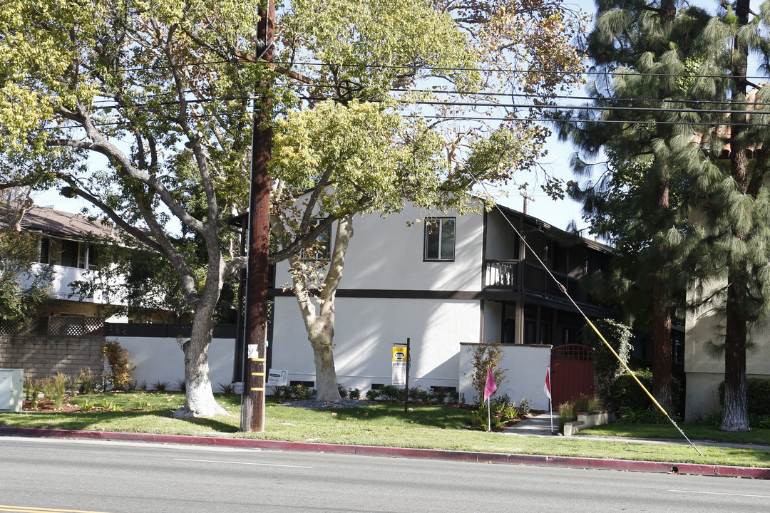 376 N Hollywood Way in Burbank, CA - Foto de edificio