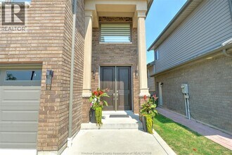 2976 McRobbie Cres in Windsor, ON - Building Photo - Building Photo
