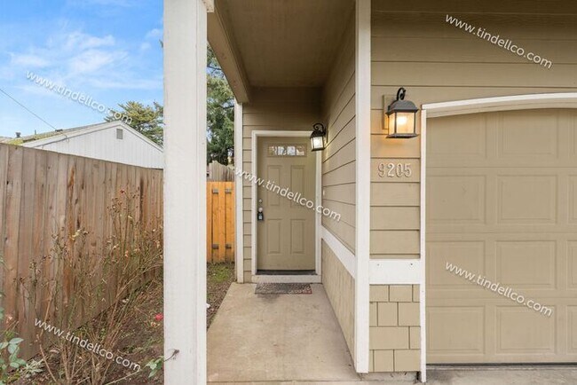 9205 N Macrum Ave in Portland, OR - Foto de edificio - Building Photo
