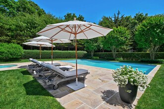 12 Hedge Row Ln in East Hampton, NY - Building Photo - Building Photo