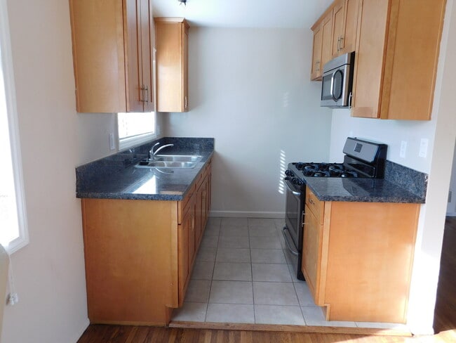 1700 W Victory Blvd in Burbank, CA - Building Photo - Building Photo