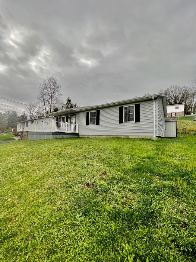 407 Shawnee Dr in Morgantown, WV - Building Photo - Building Photo