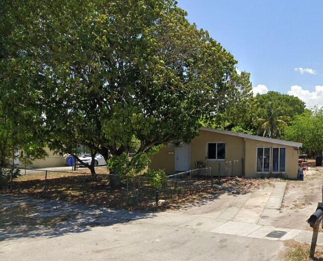 1537 NW 19th Ave in Fort Lauderdale, FL - Building Photo - Building Photo