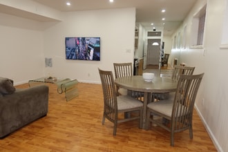 68-43 Jay Ave in Queens, NY - Foto de edificio - Building Photo