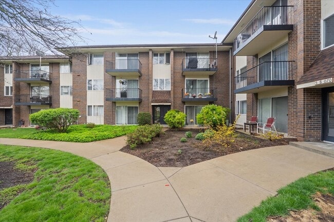 5S070 Pebblewood Ln in Naperville, IL - Building Photo - Building Photo