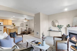 1001 W Casino Rd in Everett, WA - Building Photo