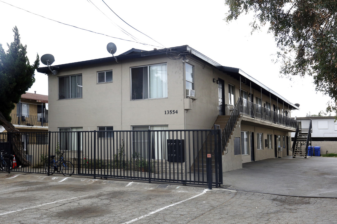 13554 Cantlay St in Van Nuys, CA - Building Photo