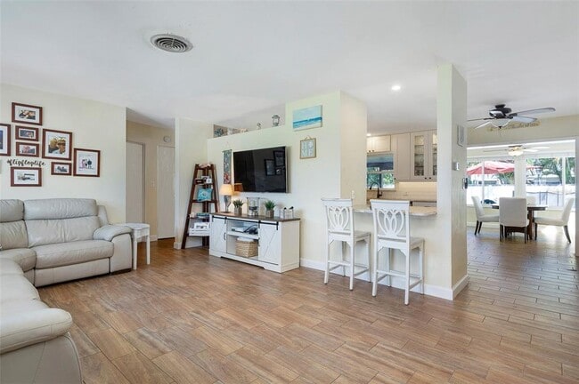 731 44th Ave NE in St. Petersburg, FL - Building Photo - Building Photo